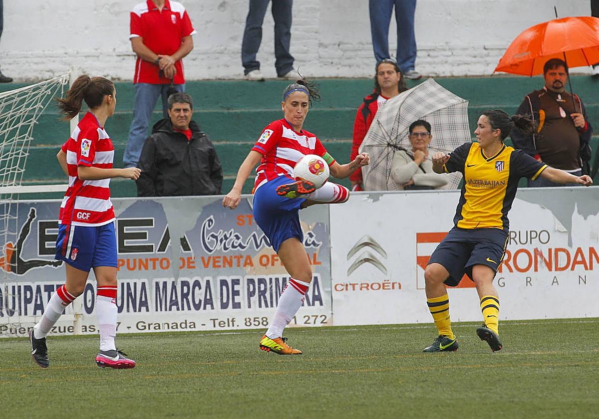 La zaidinera Rivi controla un balón contra el Atlético de Madrid en el Miguel Prieto.