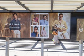 Los carteles que anuncian la llegada de la firma a Granaita.