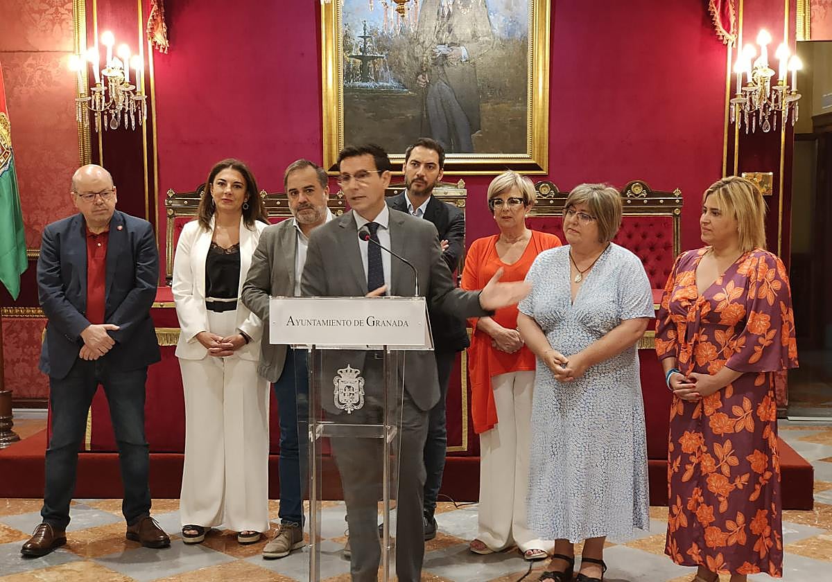 Paco Cuenca y su equipo de gobierno en la rueda de prensa de despedida.