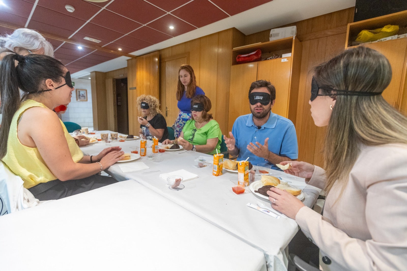 Momento del desayuno a ciegas organizado por la ONCE.