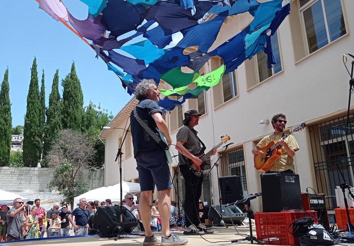 Los NIños Mutantes abrieron el Hurtadorama, el festival benéfico del colegio José Hurtado del Realejo.