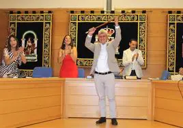 El alcalde de Vilches, Adrián Sánchez, celebra jubiloso su investidura
