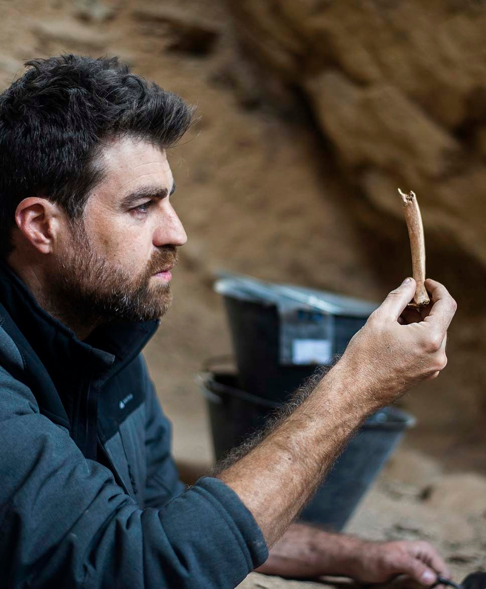 Ignacio Martín Lerma sostiene un hueso en una de sus recientes excavaciones.