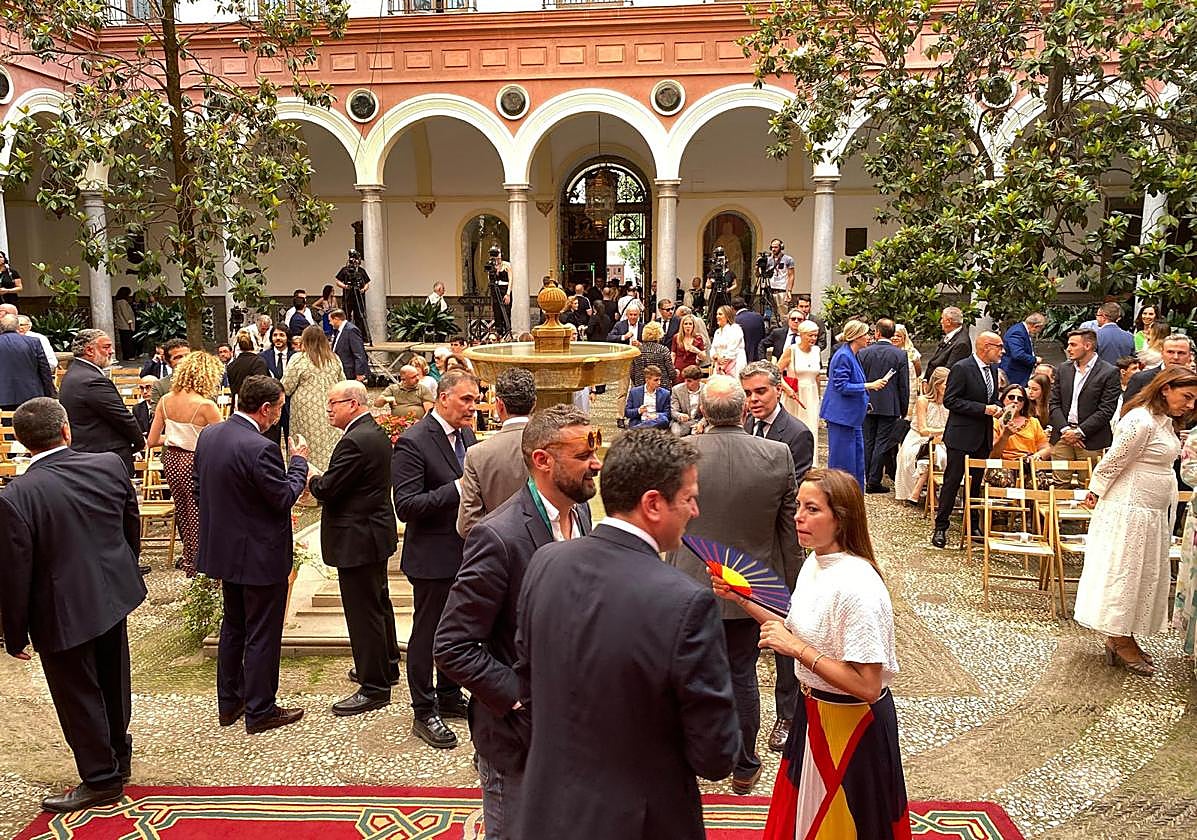 Ambiente previo en el patio del Ayuntamiento