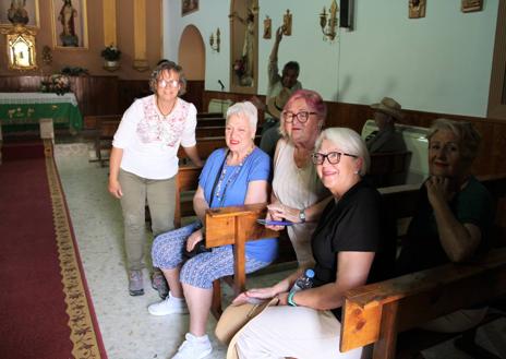 Imagen secundaria 1 - Equipo, extras y Pastor, atento al rodaje. 