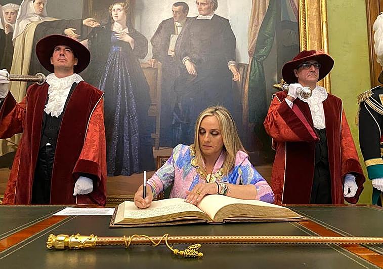 Marifrán Carazo firma en el libro de la ciudad