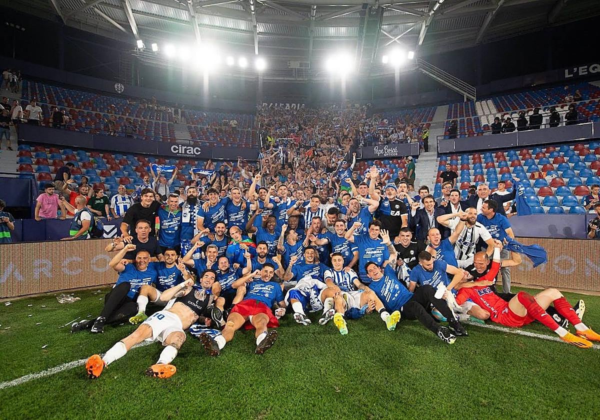 Celebración del Alavés en el Ciutat de Valencia.