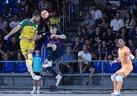 Alan Brandi disputa el esférico con el jienense Antonio Pérez, con el meta Dídac como espectador.