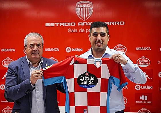 David Peláez, junto al presidente Tino Saqués durante su presentación.