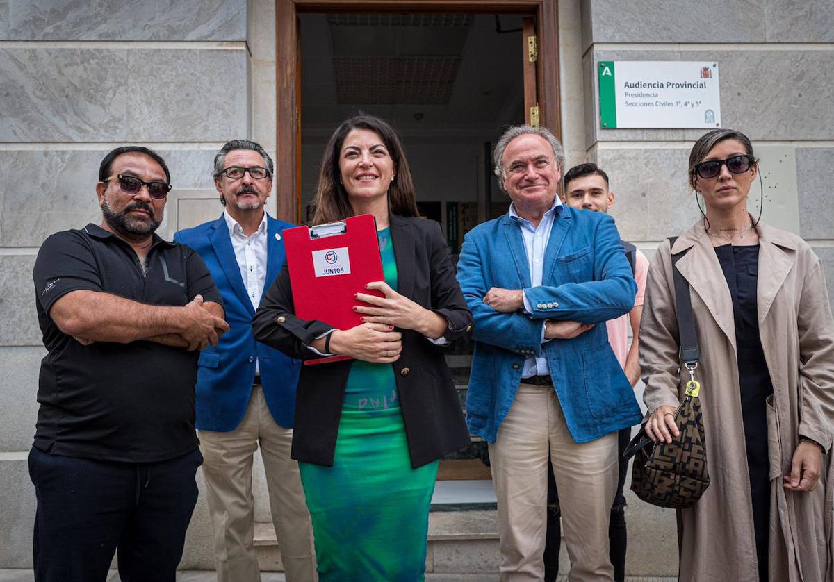 Miembros de la candidatura por Granada al Congreso y al Senado junto a Macarena Olona.