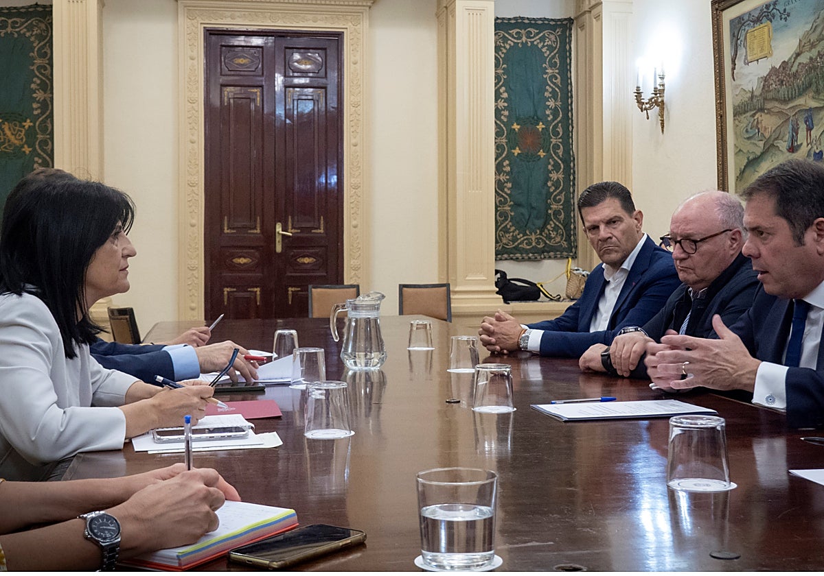 La subdelegada del Gobierno y representantes de los empresarios, durante la reunión.