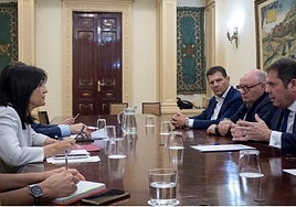 La subdelegada del Gobierno y representantes de los empresarios, durante la reunión.