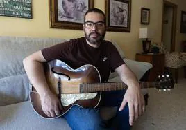 Mississippi Martínez posa con su vieja guitarra en el salón de casa.
