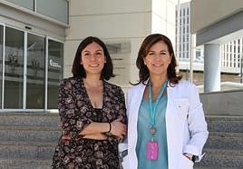 las profesoras Teresa Nestares y Lara Bossini en el Centro de Investigación Biomédica (CIBM) de la UGR.