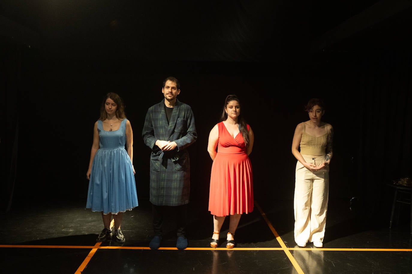 Preparados para entrar en escena.