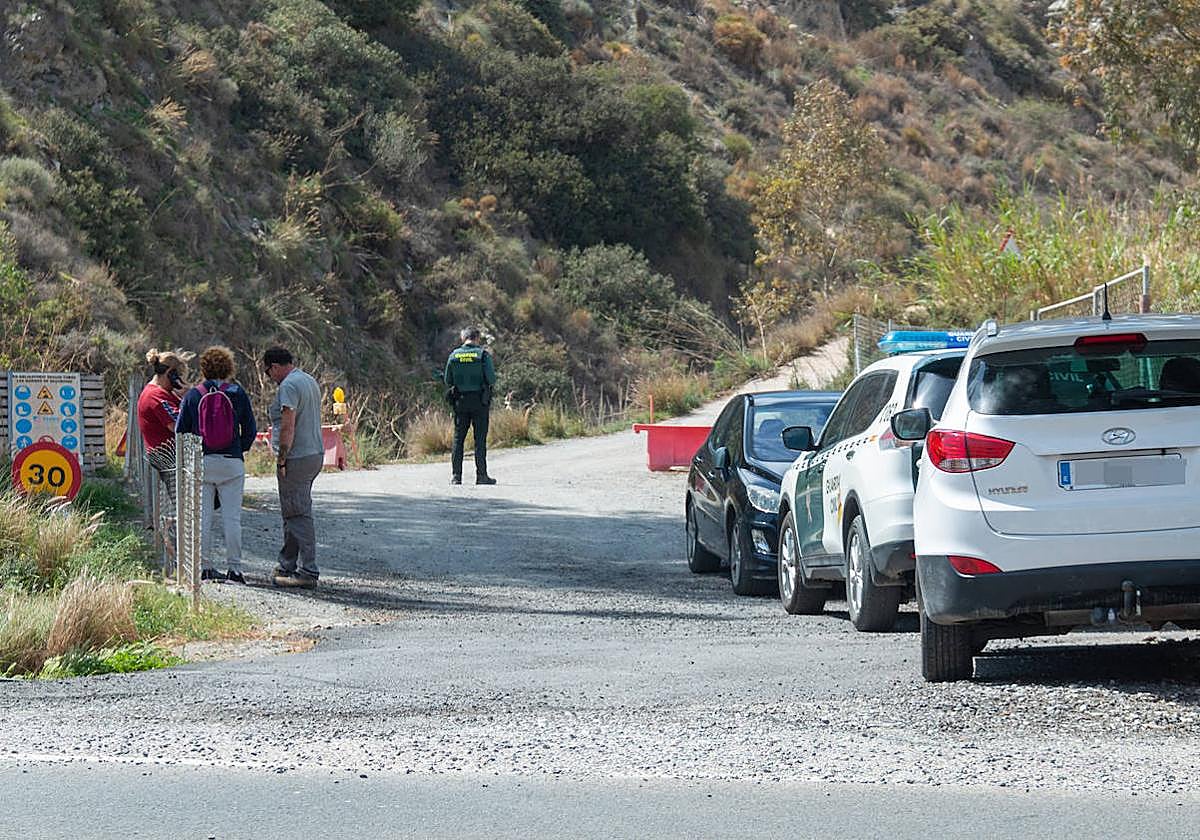 Acceso al cortijo de los Yesos donde tuvieron lugar los horribles hechos en abril del año pasado.