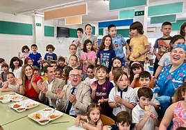 El delegado del Gobierno ha compartido un almuerzo con los niños y niñas del CEIP San Isacio, en Cazorla, en su último día de clase
