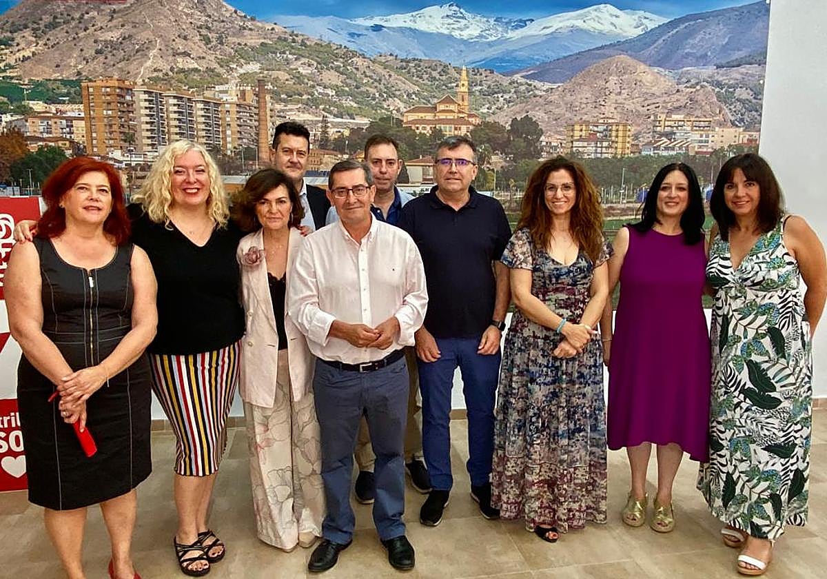 La cabeza de lista del PSOE al Congreso de los Diputados por Granada, Carmen Calvo, junto a Entrena en Motril.