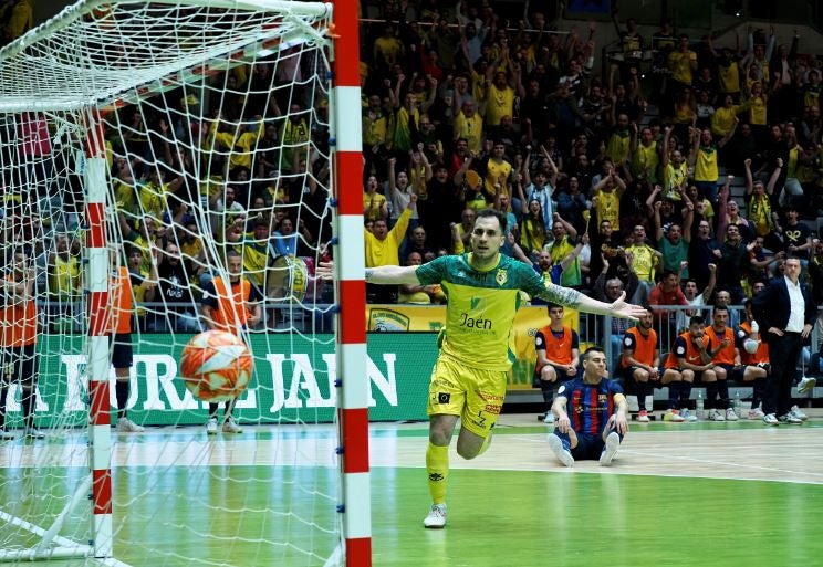 Mati Rosa regresa tras ser expulsado durante el primer partido del 'play off'.