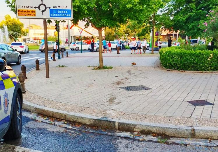 Acera por la que se subió el detenido hasta chocar con una farola