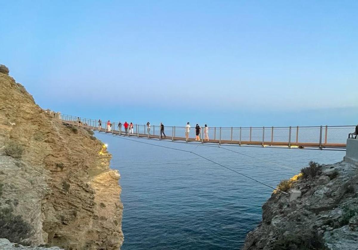 El puente colgante de Torrenueva Costa.