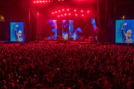 Unas 10.000 personas acompañaron al músico anoche en la Plaza de Toros de Granada.