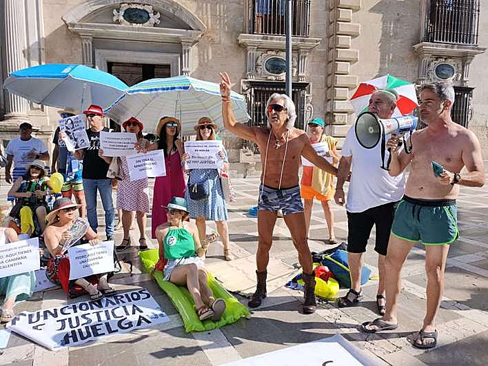 Los funcionarios de Justicia en huelga han protagonizado una estampa playera en Plaza Nueva este viernes.