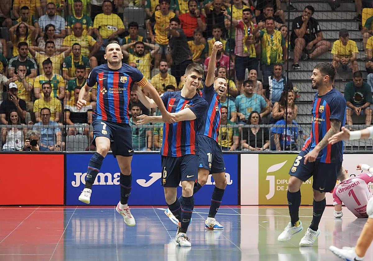 El jienense, Antonio Pérez, en el centro, celebra su primer título liguero junto a sus compañeros.