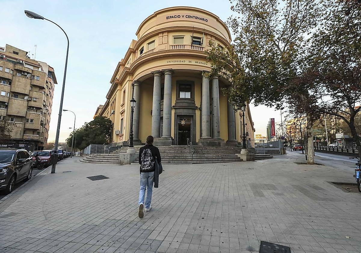 Edificio donde está la sede de la Real Academia de Medicina de Granada.