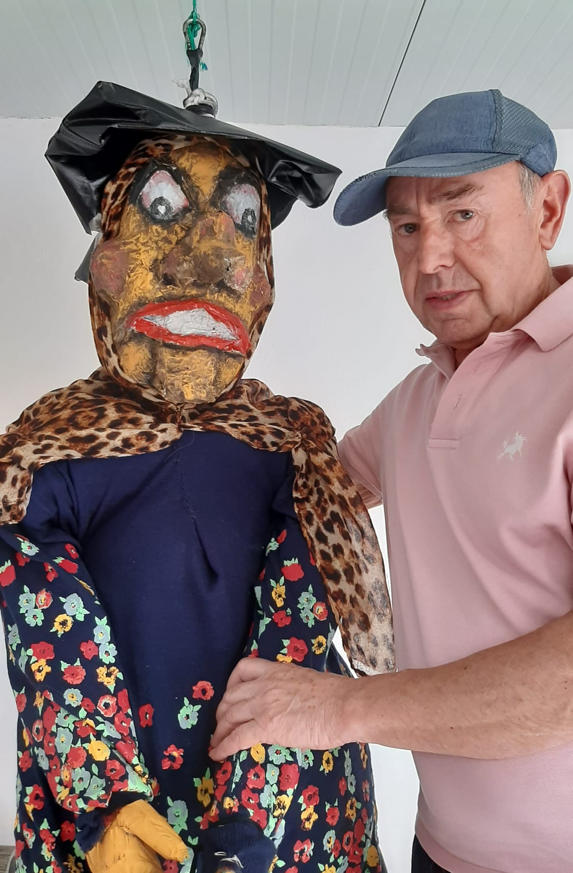 El autor junto a la imagen de la bruja que se quemará esta noche.