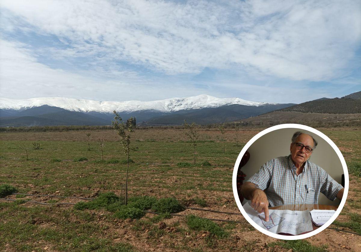 Esteban Velázquez repasa en la residencia jesuita de Cartuja el mapa del terreno donde se construirá el centro.