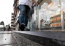 El resalto que está provocando caídas en Camino de Ronda.