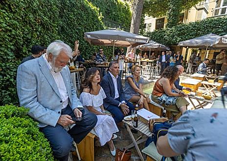 Imagen secundaria 1 - Ambiente en el Jardín Alhambra, este viernes. 