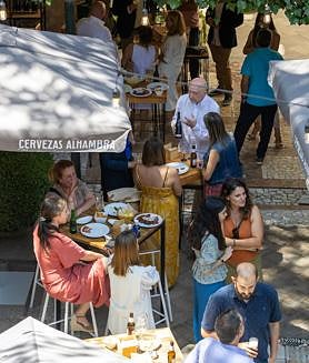 Imagen secundaria 2 - Ambiente en el Jardín Alhambra, este viernes. 