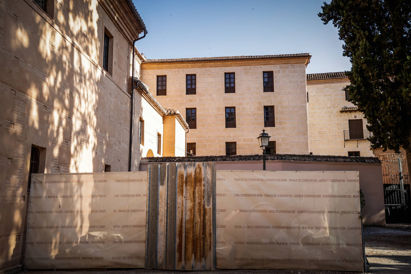 El 'lifting' en la fachada también ha rejuvenecido el aspecto del pabellón donde está el colegio, el más pegado a las cuevas sagradas.