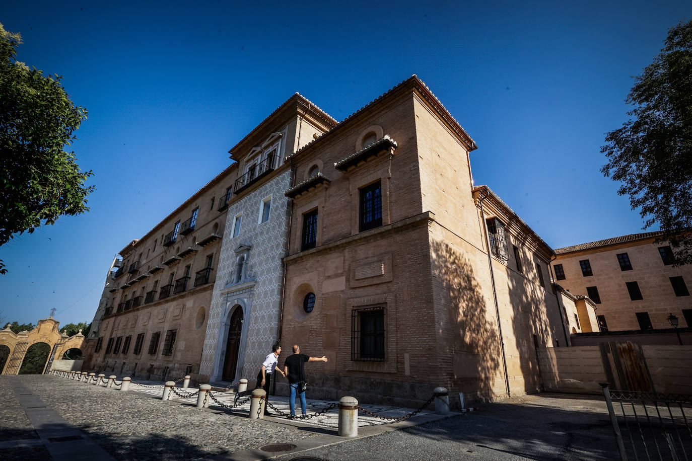 Los trabajos en la fachada sur de la Abadía, los de la iglesia, han recuperado el aspecto de finales del siglo XIX.