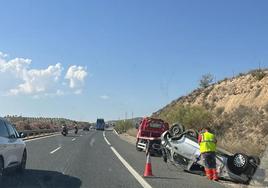 Coche volcado en la A-44 ste domingo.