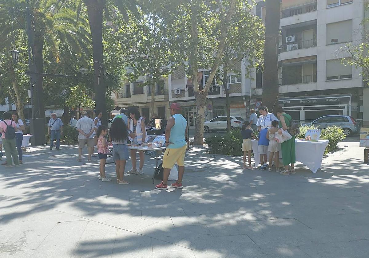 Familias disfrutando de la feria de la corresponsabilidad.