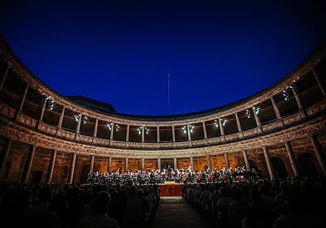 El Palacio de Carlos V, en la noche del domingo.
