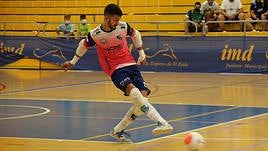 Jesús Gómez saca el balón jugado desde atrás.