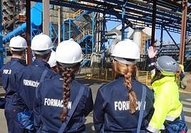 Estudiantes de FP Dual en formación en una empresa.