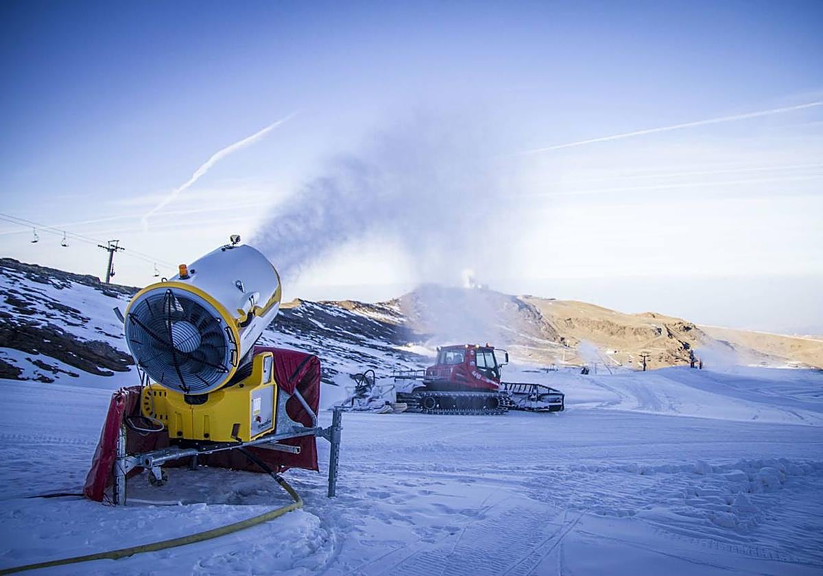 Cañones de producción de nieve en Sierra Nevada.