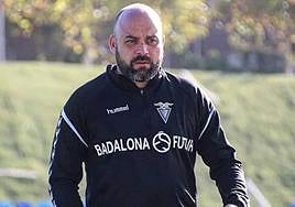 Manolo González en su etapa como entrenador del Badalona en Segunda B.