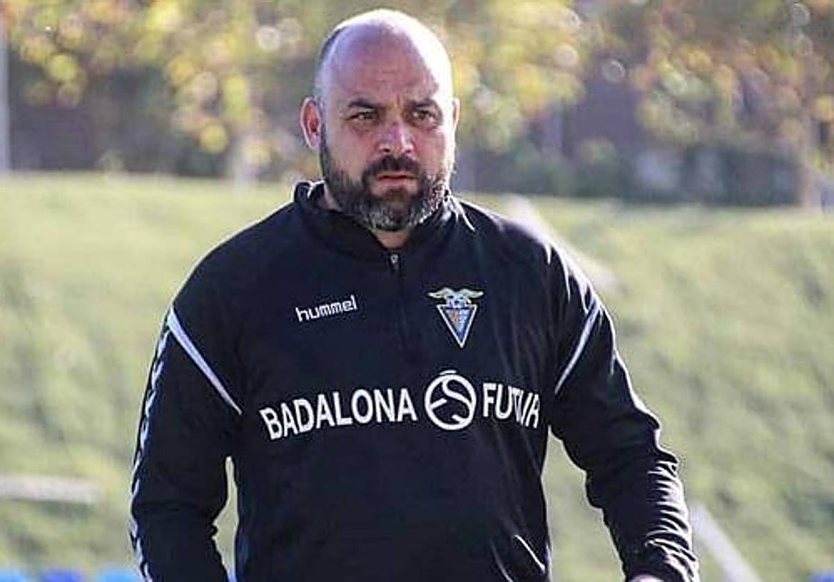 Manolo González en su etapa como entrenador del Badalona en Segunda B.