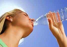 La multa de la DGT por beber agua mientras conduces.