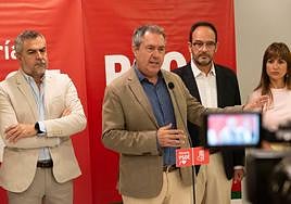 El secretario general del PSOE-A, Juan Espadas, flanqueado por Juan Antonio Lorenzo y Antonio Hernando.