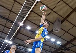 Fernando Fernández remata un balón que le pone Renan, con el que jugará en Unicaja.