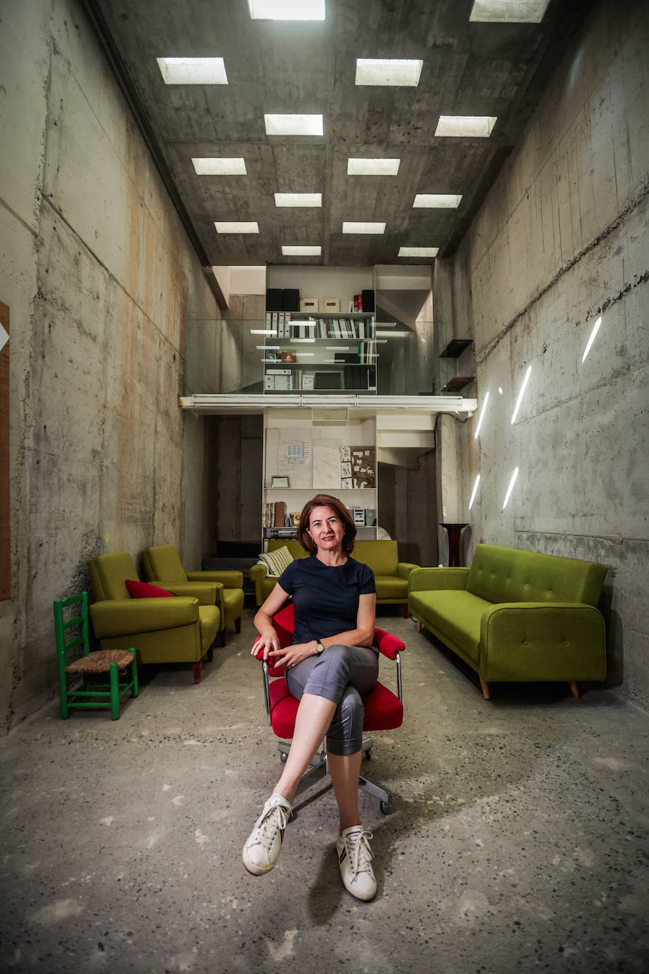 Elisa Valero, en la planta sótano de su estudio, donde arranca el armario de 15 metros.