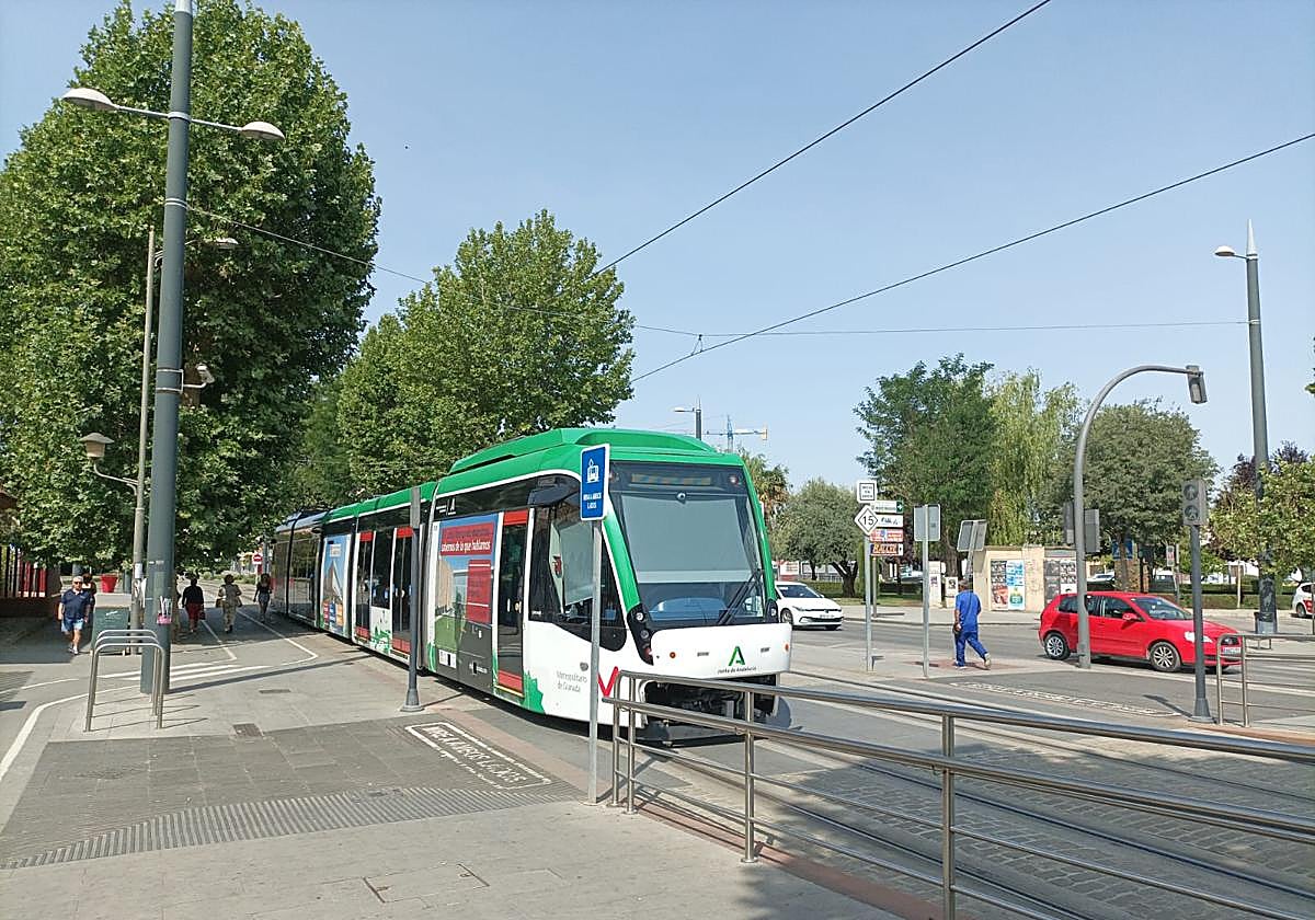 El metro averiado a su paso por Fernando de los Ríos este miércoles.