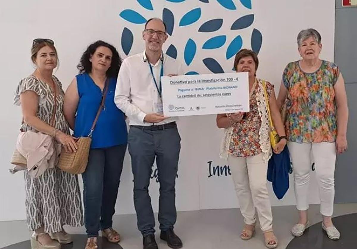 Entrega del donativo en la sede de Málaga.